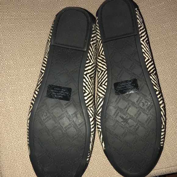 Vionic Spark Minna Black & White Flats. - Picture 3 of 4